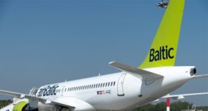 airBaltic-ი ჩასხდომის წესს ცვლის: 6 ოქტომბრიდან მგზავრები თვითმფრინავში ჯგუფების მიხედვით შევლენ