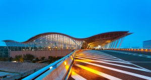 შანხაის აეროპორტებმა ტერმინალების შესასვლელთან უსაფრთხოების კონტროლი გააუქმეს