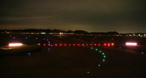 EASA აეროპორტებს ინკურსიის რისკის შესამცირებლად „Stop-Bar“ შუქების მუდმივად გამოყენებისკენ მოუწოდებს