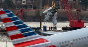 ვაშინგტონში თვითმფრინავის კატასტროფის შემდეგ დაღუპულის ოჯახმა მთავრობასა და ავიაკომპანიებს უჩივლა