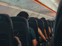 United Airlines-ი ხმაურიან მგზავრებს ბორტიდან მოხსნით ემუქრება: 2026 წლის სამოგზაურო სიახლეები