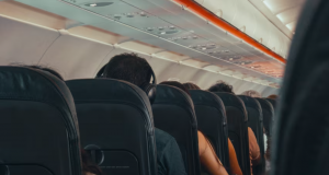 United Airlines-ი ხმაურიან მგზავრებს ბორტიდან მოხსნით ემუქრება: 2026 წლის სამოგზაურო სიახლეები