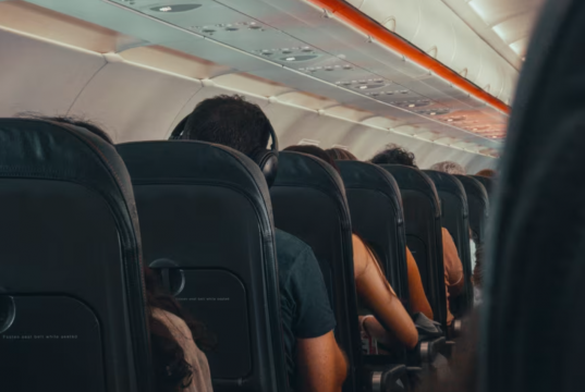 United Airlines-ი ხმაურიან მგზავრებს ბორტიდან მოხსნით ემუქრება: 2026 წლის სამოგზაურო სიახლეები